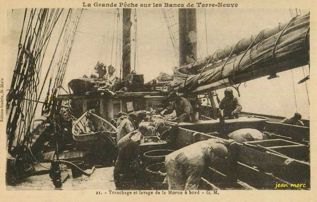 Saint-Malo - Tranchage et lavage de la Morue à bord.jpg