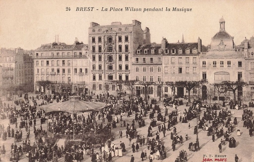 Brest - La Place Wilson pendant la Musique.jpg