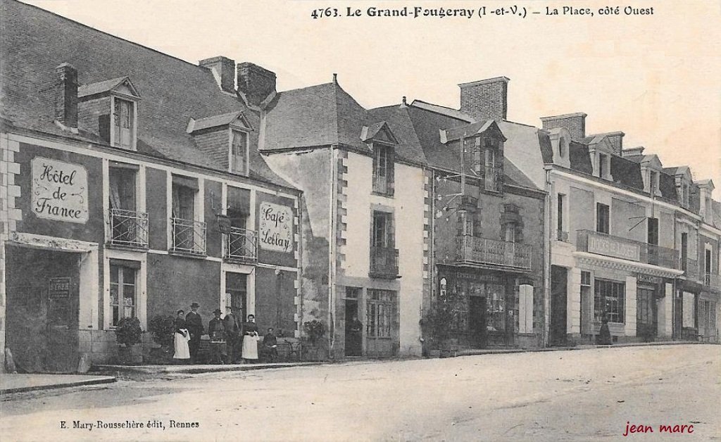 Le Grand-Fougeray - La Place, côté ouest.jpg
