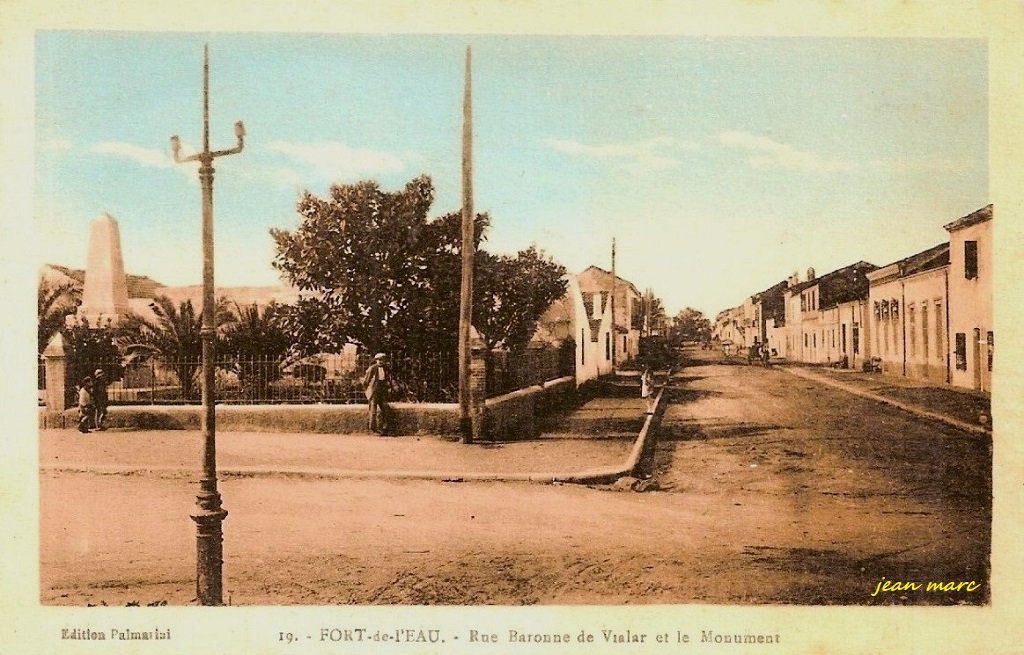 Fort-de-l'Eau - Rue baronne de Vialar et le Monument.jpg