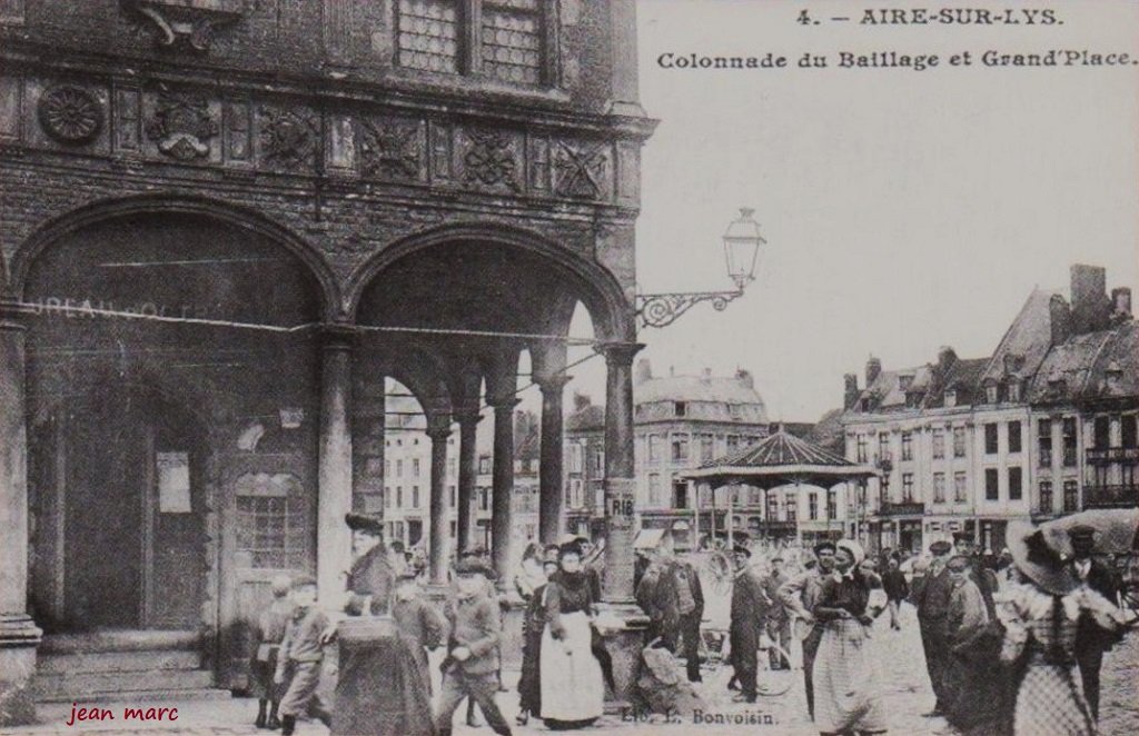 Aire-sur-la-Lys - Colonnade du baillage et Grand'Place.jpg