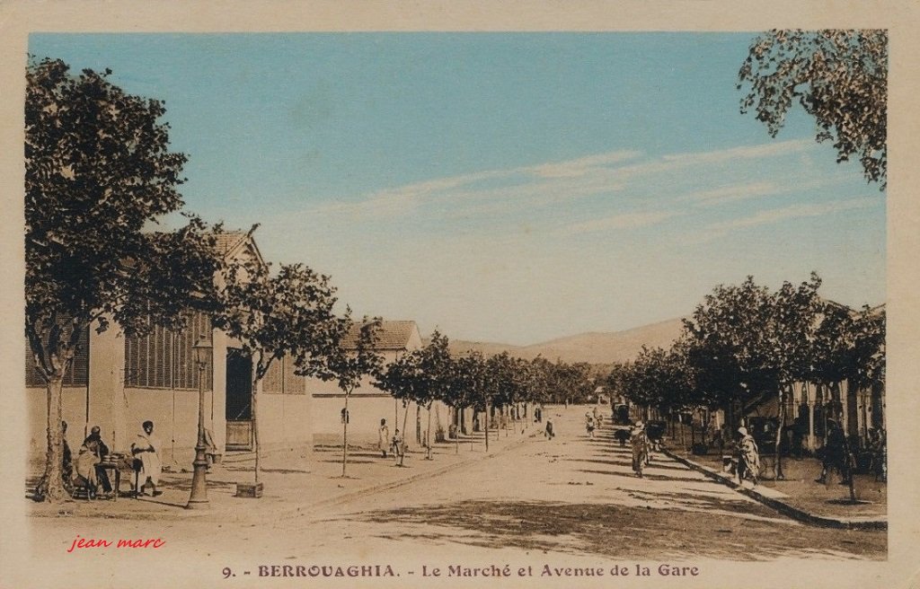 Berrouaghia - Le Marché et Avenue de la Gare (phototypie Etablisst Photo-Albert, Alger).jpg