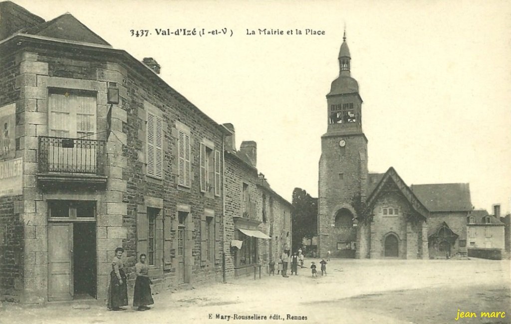 Val d'Izé - La Mairie et la Place.jpg