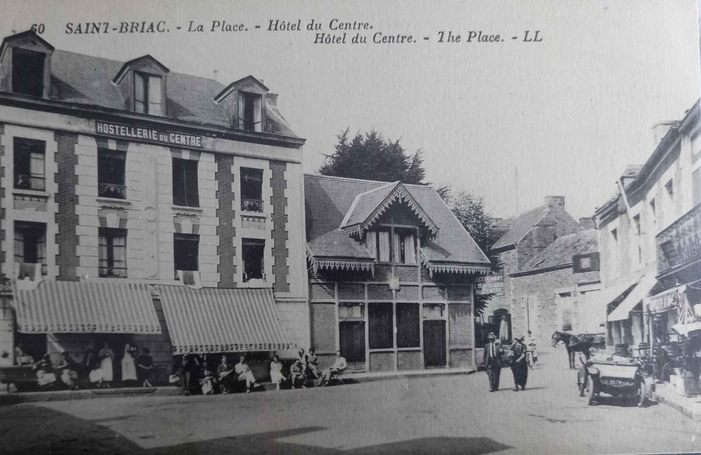 60 - Saint Briac - la place - hôtel du centre -ll.jpg