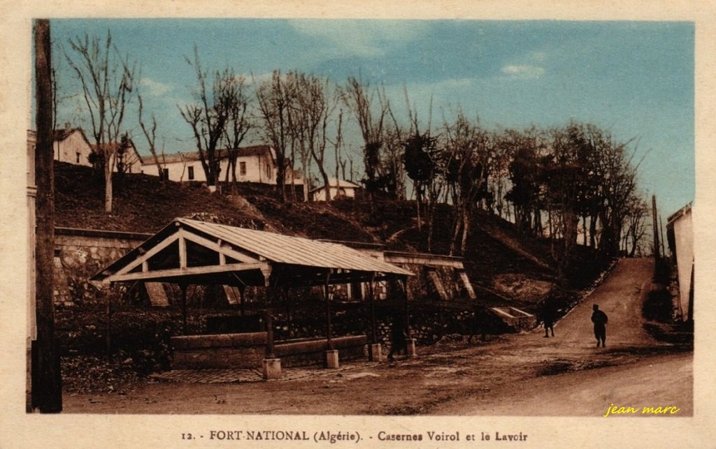 Fort-National - Casernes Voirol et le Lavoir (Phototypie Etablisst Photo Albert, Alger).jpg