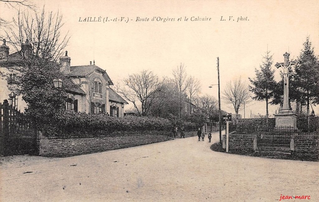 Laillé - Route d'Orgères et le Calvaire.jpg