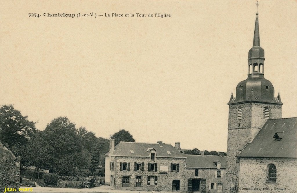 Chanteloup - La Place et la Tour de l'Église.jpg
