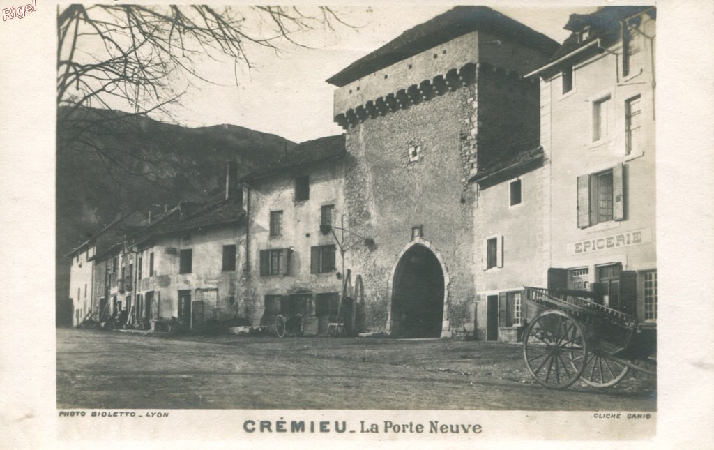 38-Crémieu - La Porte Neuve - Photo Bioletto - Cliché Ganio.jpg
