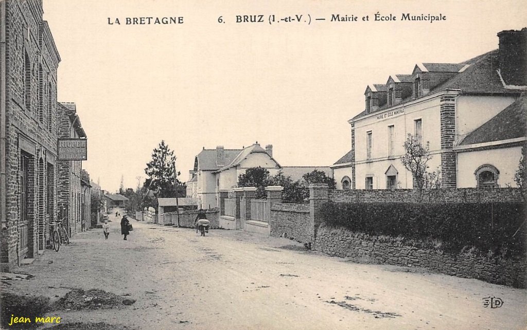 Bruz - Mairie et École municipale.jpg