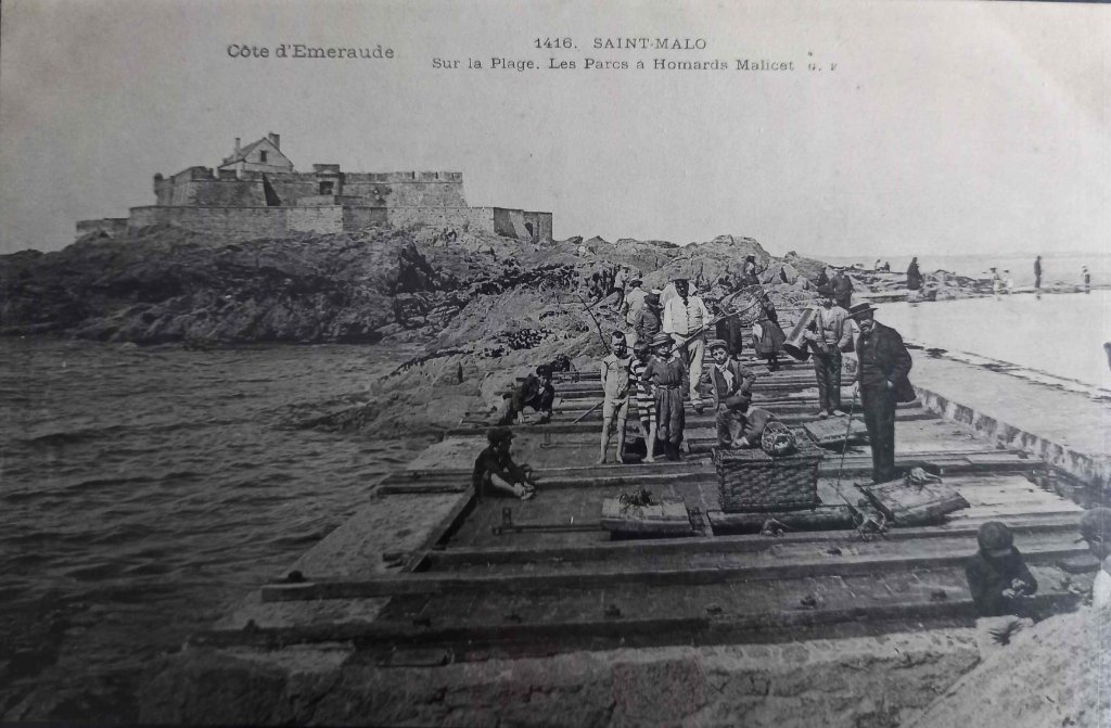 1416 - Saint Malo - sur la plage. Les parcs à Homards Malicet -gf.jpg