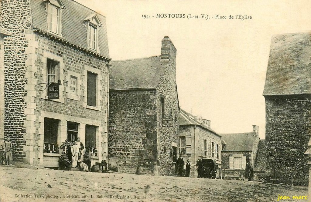 Montours - Place de l'Église.jpg
