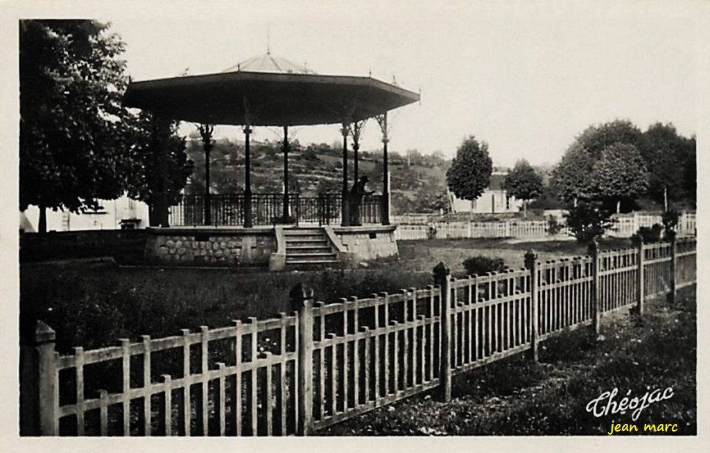 Aixe-sur-Vienne - Le Champ de Foire et le Kiosque.jpg