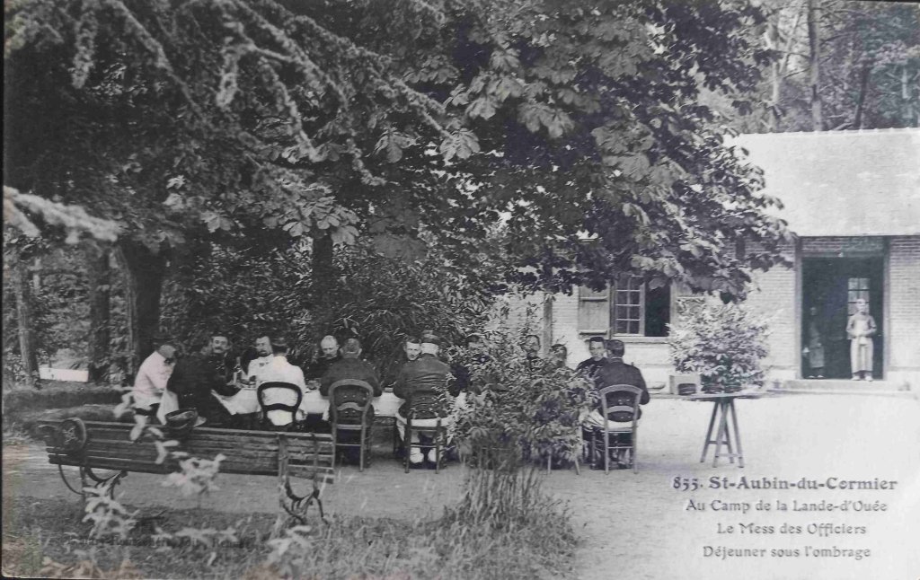 855 - Saint Aubin du Cormier - au camp de la lande d'ouée - le messe des officiers, déjeuner sous l'ombrage -emr.jpg