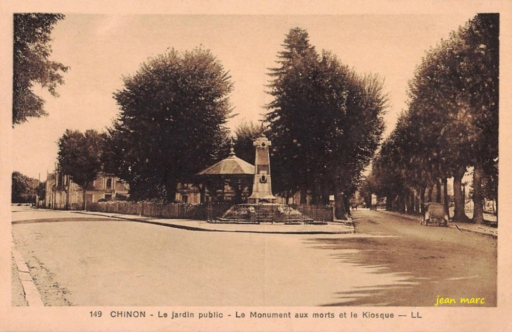 Chinon - Le Jardin public - Le Monument aux morts et le Kiosque.jpg