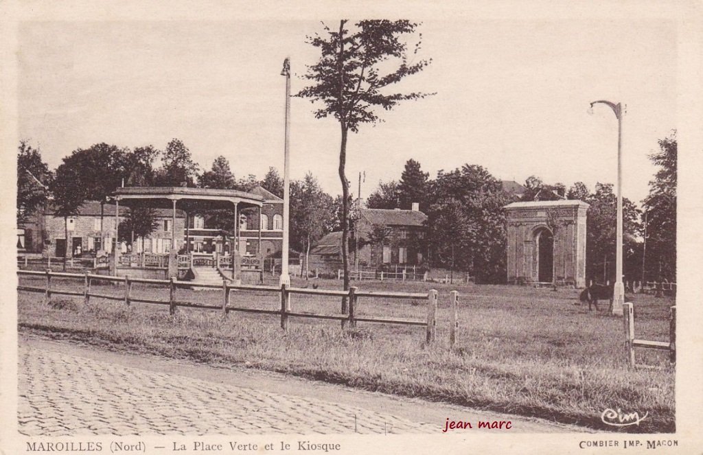 Maroilles - La Place Verte et le Kiosque.jpg