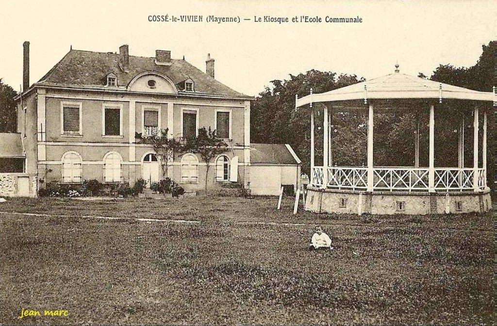 Cossé-le-Vivien - Le Kiosque et l'École Communale 2.jpg