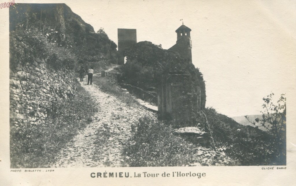 38-Crémieu - La Tour de l'Horloge - Photo Bioletto - Cliché Ganio.jpg