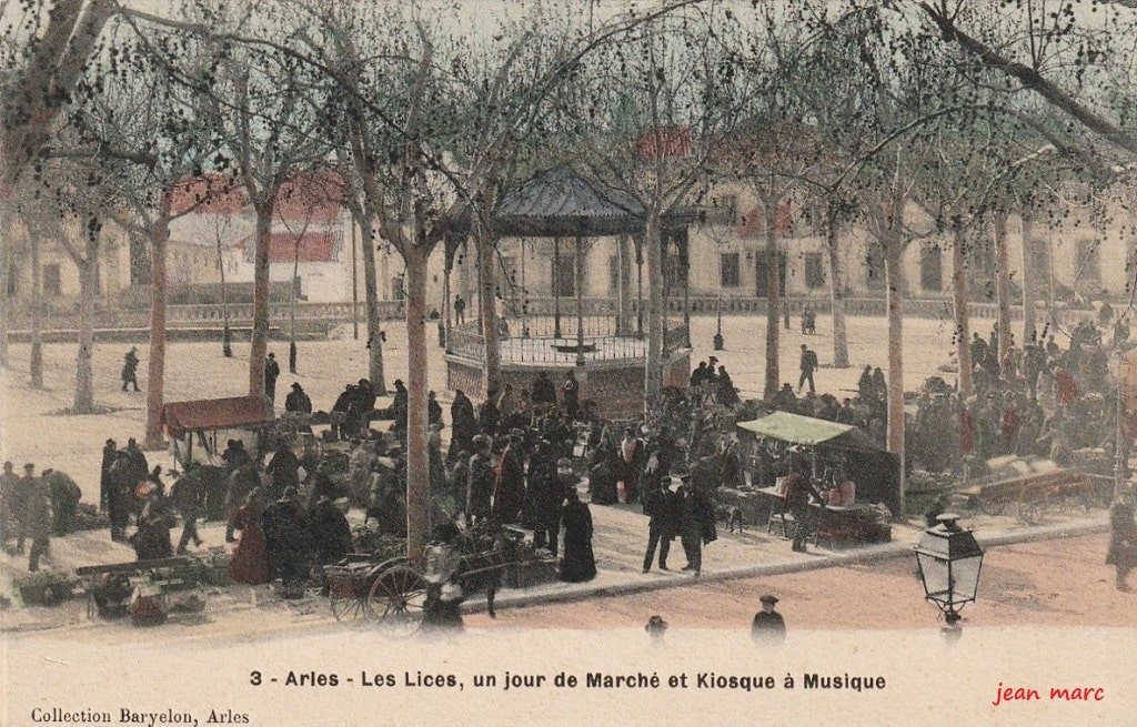 Arles - Les Lices, un jour de marché et Kiosque à musique.jpg