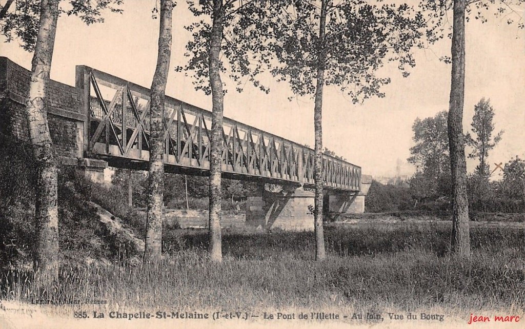 La Chapelle-Saint-Mélaine - Le Pont de l'Illette - Au loin, vue du Bourg.jpg