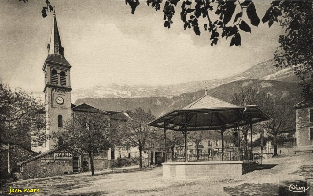 Claix - Le Kiosque et l'Église.jpg