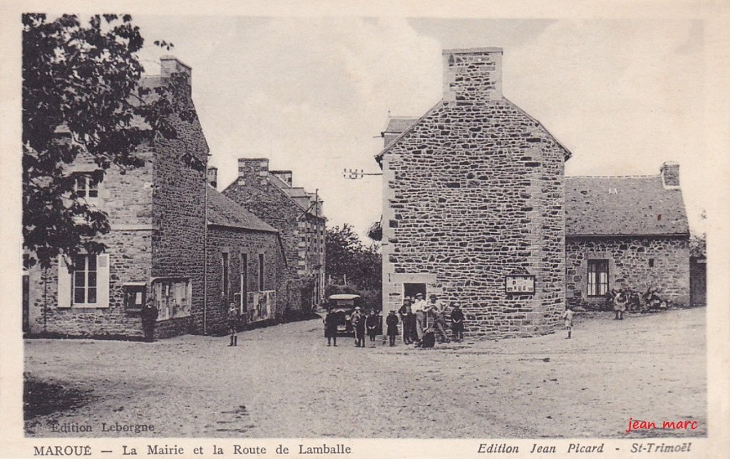 Maroué - La Mairie et la Route de Lamballe.jpg