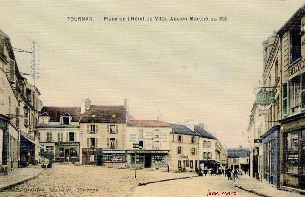Tournan - Place de l'Hôtel de Ville - Ancien Marché au Blé.jpg