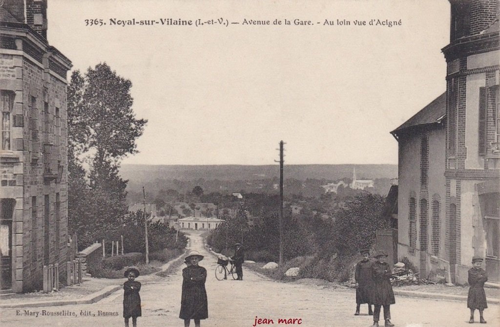 Noyal-sur-Vilaine - Avenue de la Gare - Au loin, vue d'Acigné.jpg