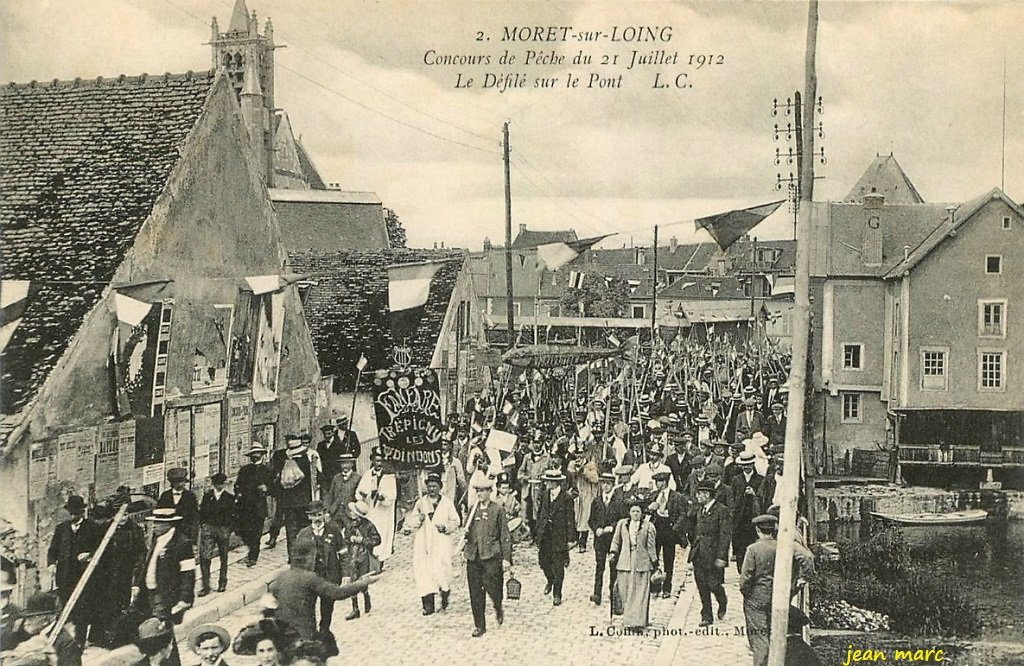Moret-sur-Loing - Concours de pêche du 21 juillet 1912 - Le Défilé sur le Pont.jpg
