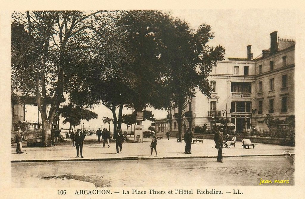 Arcachon - La Place Thiers et l'Hôtel Richelieu.jpg