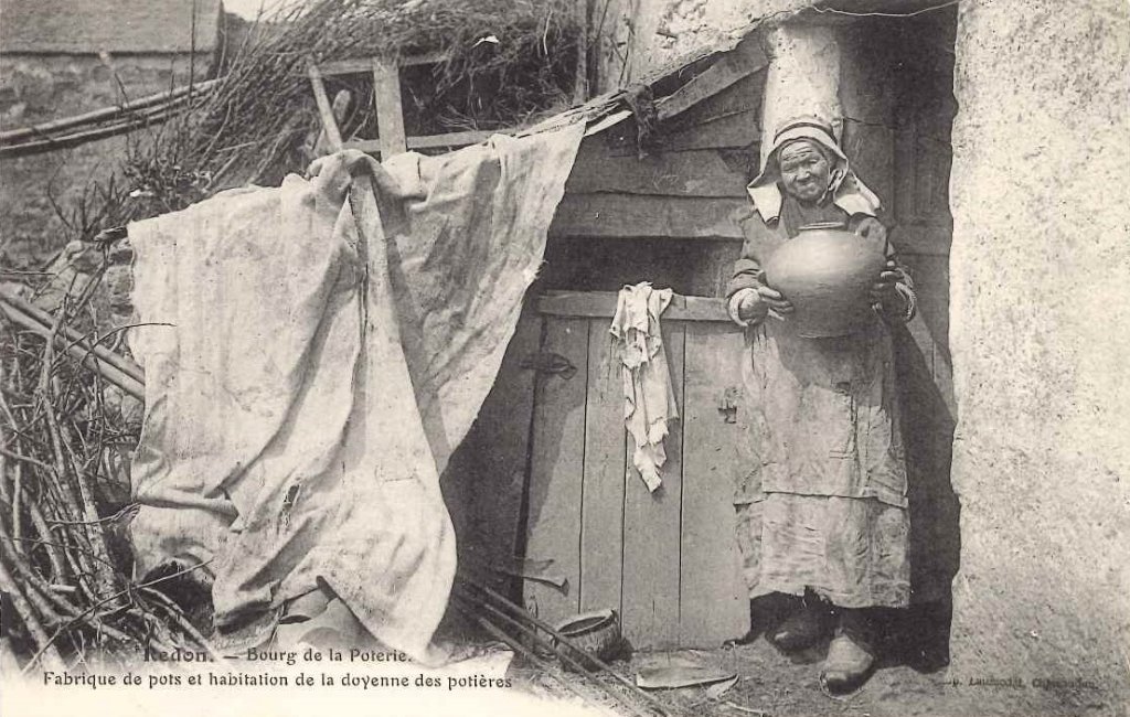 Redon - Bourg de la poterie - fabrique de pots et habitation de la doyenne des potières.jpg