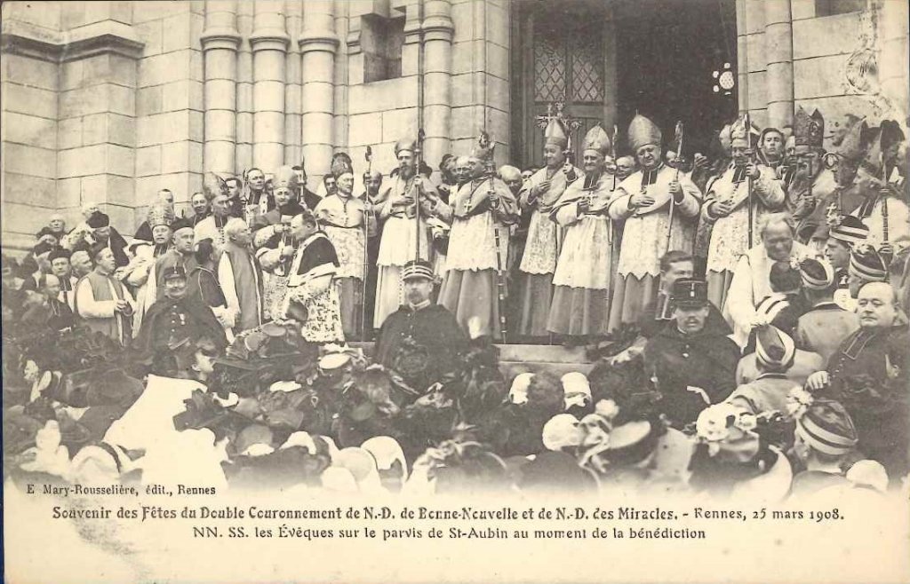 Rennes - Souvenir des fêtes du double couronnement - NN. SS. les évêques sur le parvis -emr.jpg