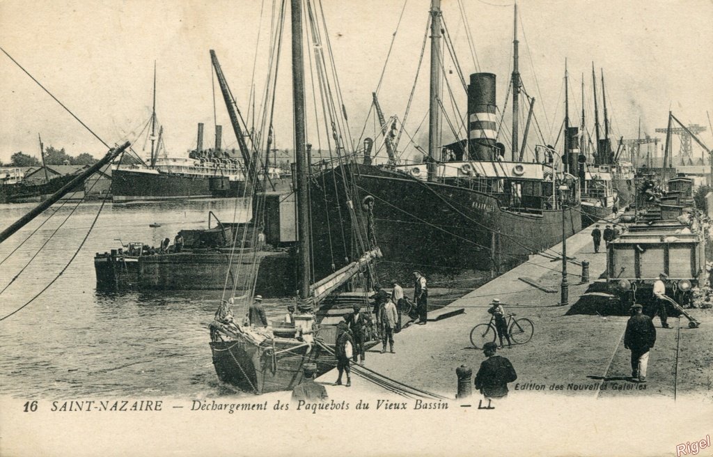 44-St-Nazaire - Déchargement Paquabots vieux Bassin - 16 LL.jpg