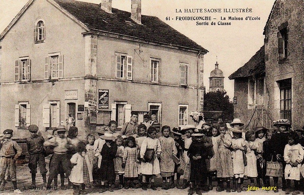 Froideconche - La Maison d'École - Sortie de classe.jpg