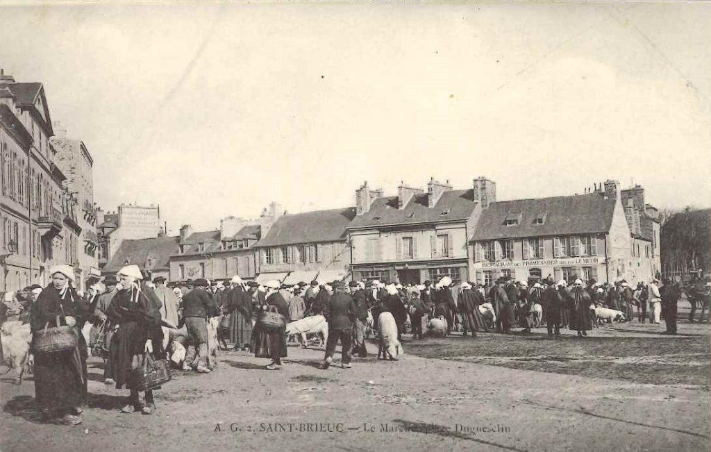 2 - Saint Brieuc - Le marché place Duguesclin -ag.jpg