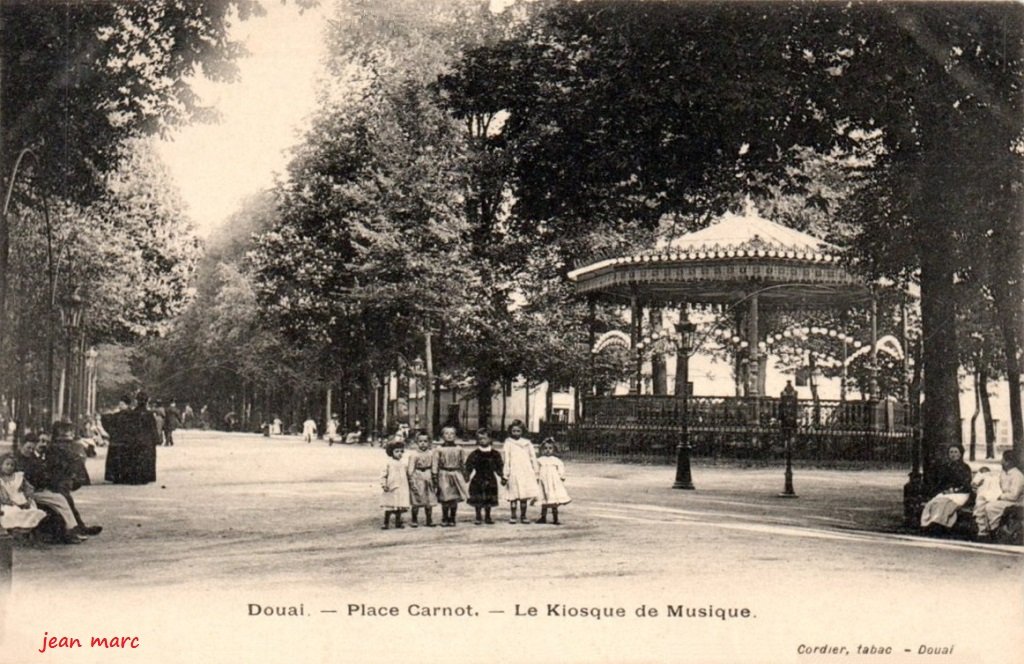 Douai - Place Carnot - Le Kiosque de musique.jpg