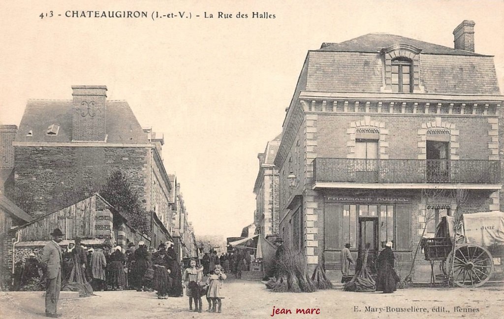 Châteaugiron - La rue des Halles.jpg