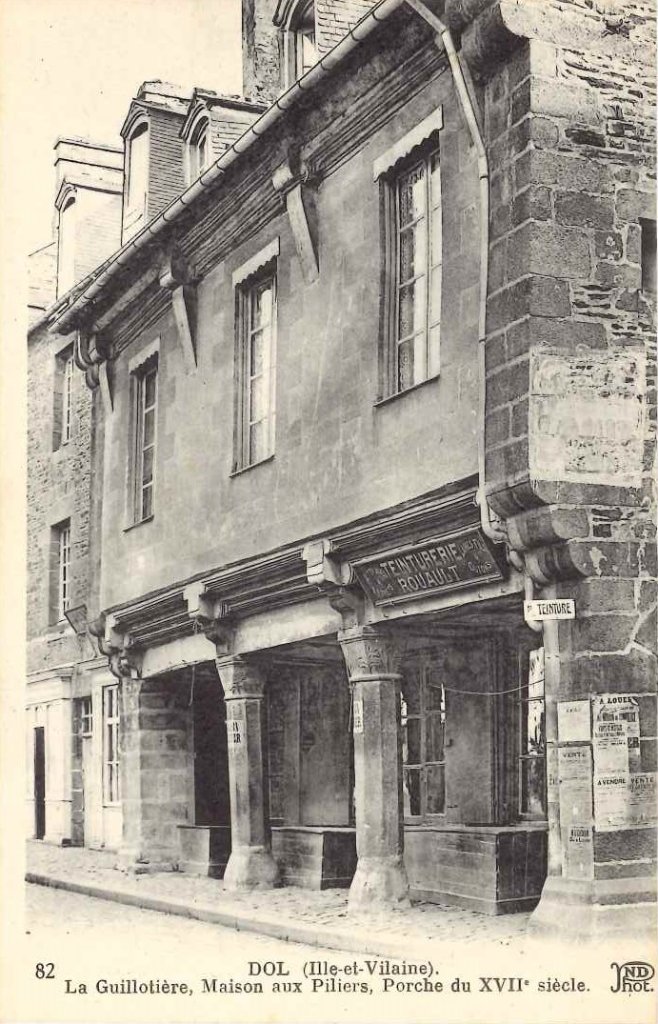 82 - Dol de Bretagne - La guillotière, maison aux piliers, porche du XVIIè siècle -nd.jpg