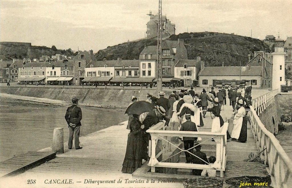 Cancale - Débarquement de Touristes à la Fenêtre.jpg