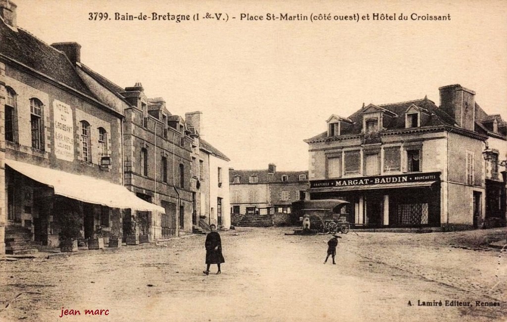 Bain-de-Bretagne - Place Saint-Martin (côté ouest) et Hôtel du Croissant.jpg