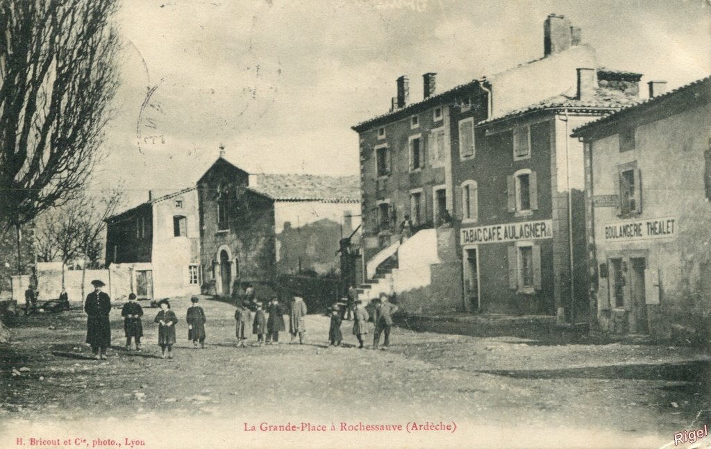 07-Rochessauve - La Grande Place - H Bricout et Cie photo.jpg