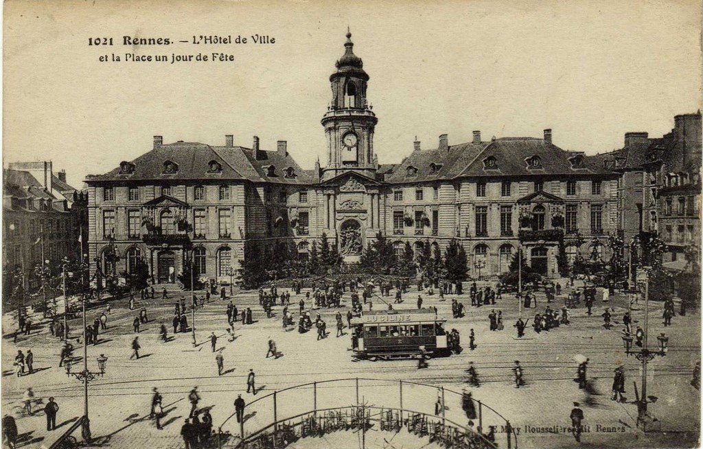 Rennes 1021 MR tram.jpg