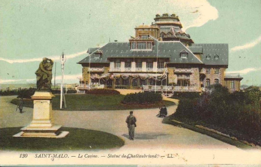 130 - Saint Malo - Le casino - Statue de Chateaubriand -ll.jpg