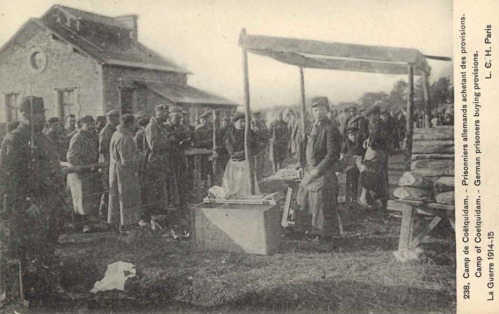 238 - Camp de Coëtquidan - Prisonniers allemands achetant des provisions -lgh.jpg