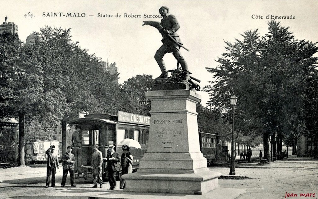 Saint-Malo - Statue de Robert Surcouf.jpg