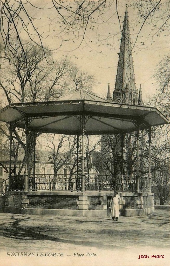 Fontenay-le-Comte - Place Viète.jpg