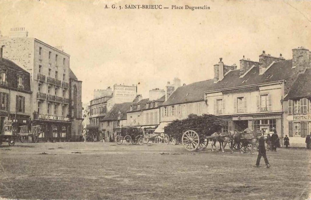 3 - Saint Brieuc - Place Dugusclin -ag.jpg