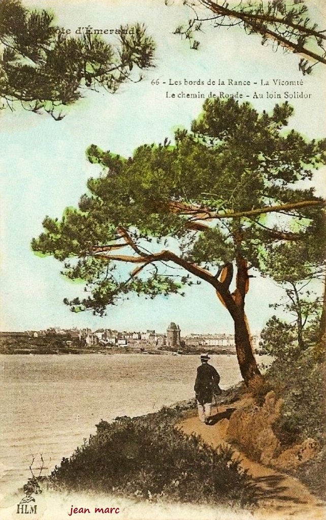 La Vicomté - Le Chemin de Ronde - Au loin Solidor.jpg
