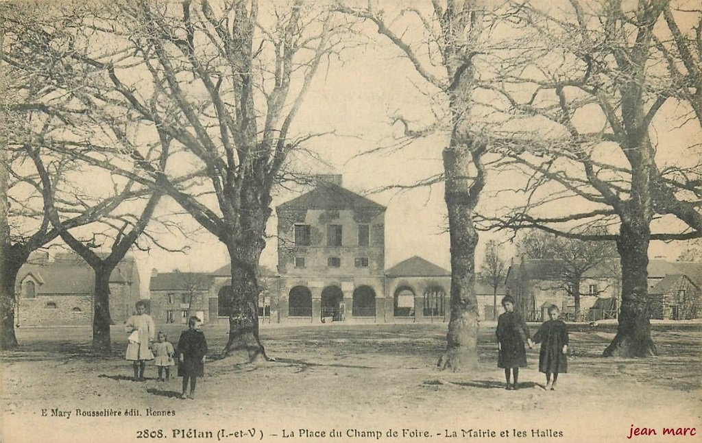 Plélan-le-Grand - La Place du Champ de Foire - La Mairie et les Halles.jpg