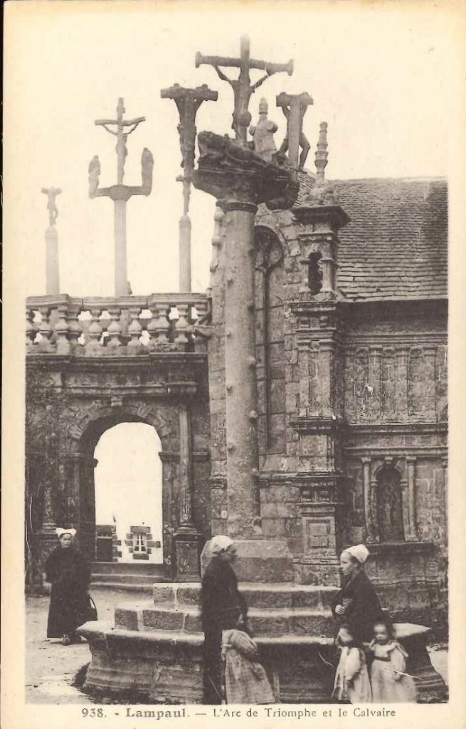 938 - Lampaul - L'arc de triomphe et le calvaire -villard.jpg