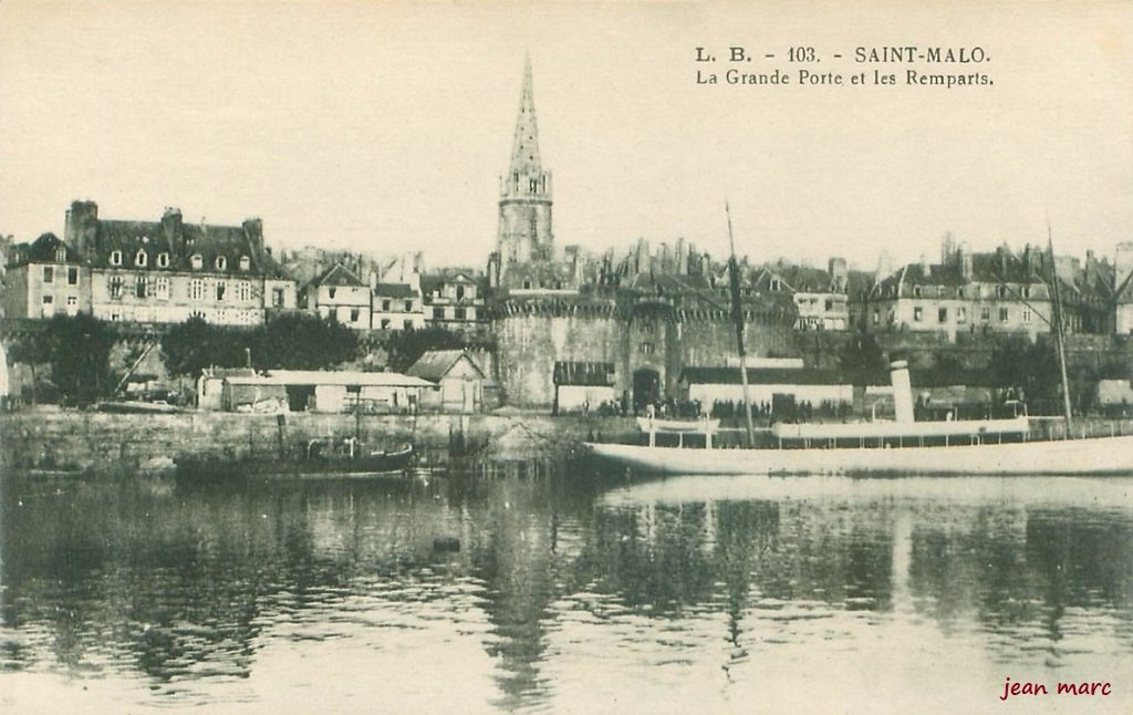 Saint-Malo - La Grande Porte et les Remparts.jpg